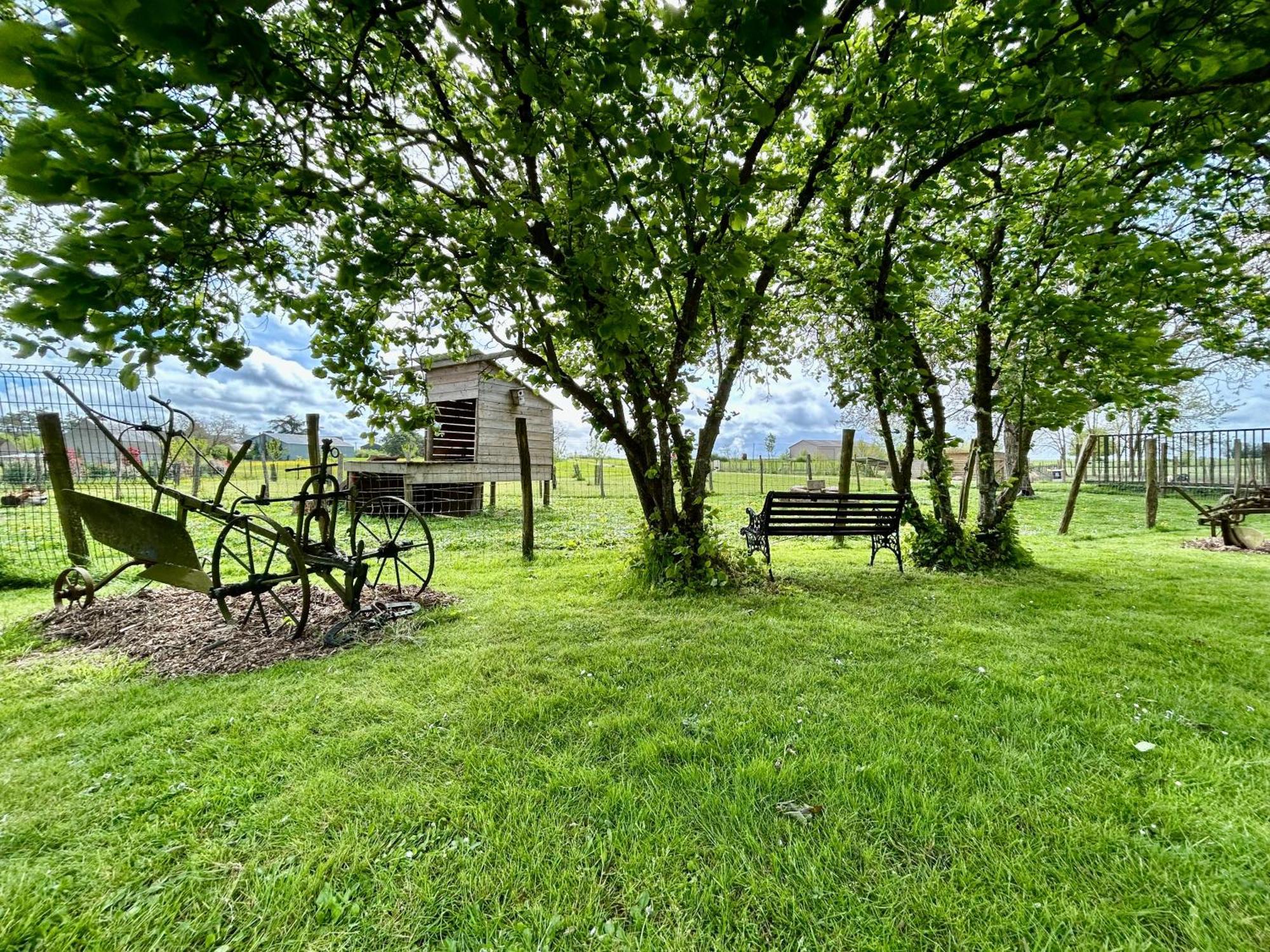 Mobilhome Sous Chalet En Bois A La Ferme Josnes Eksteriør bilde
